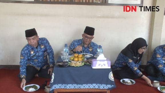 Saat sarapan massal bersama guru, perangkat desa, dan siswa siswi, Selasa (17/10/2023).(IDN Times/Sutrisno)