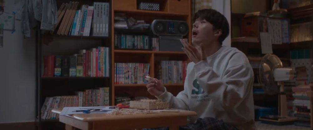 Ha Eun Gyeol mengerjakan tugas seni rupa dalam drakor Twinkling Watermelon (dok. Viu/Twinkling Watermelon)