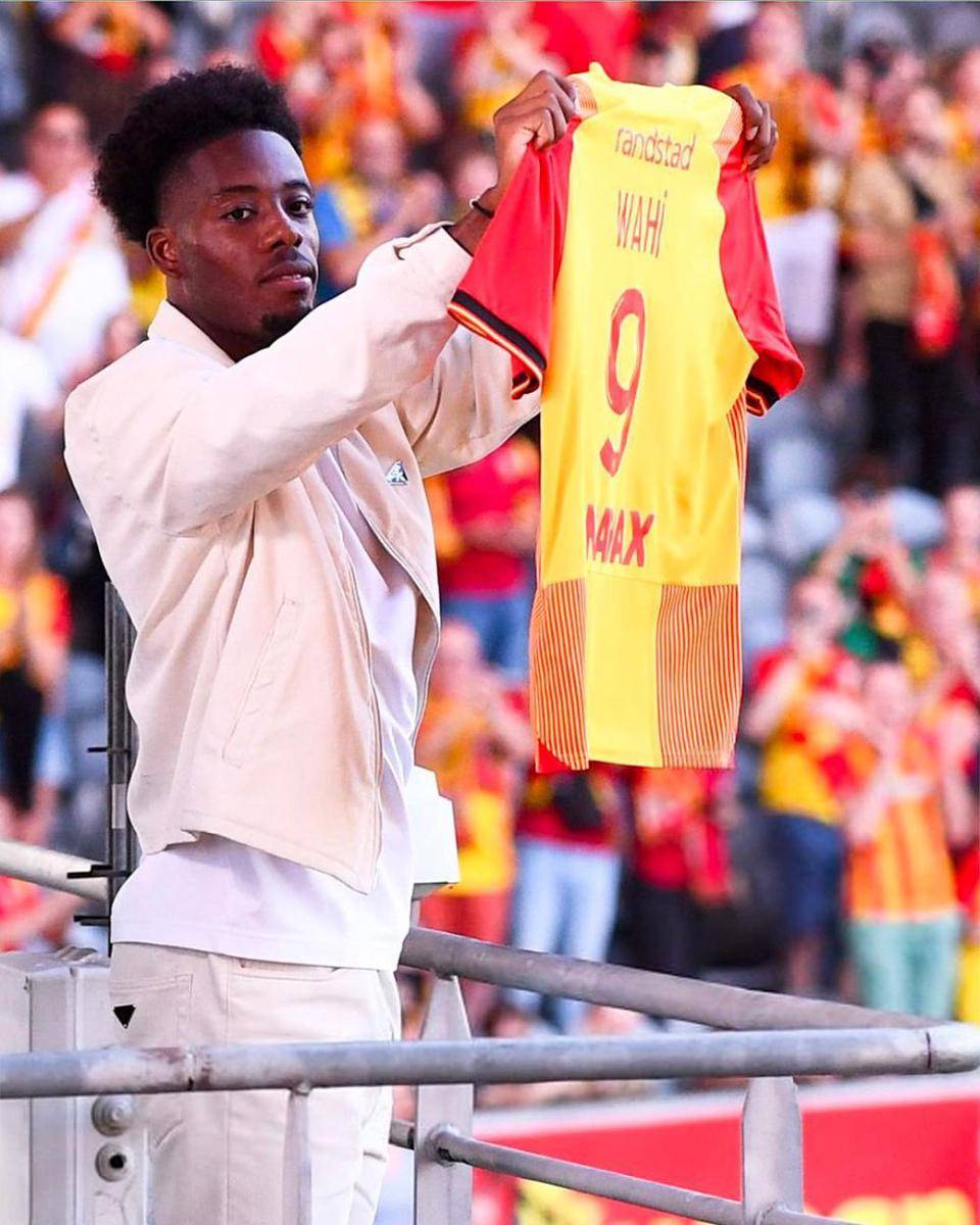 Elye Wahi saat diperkenalkan sebagai pemain baru RC Lens. (instagram.com/e.wahi7/)