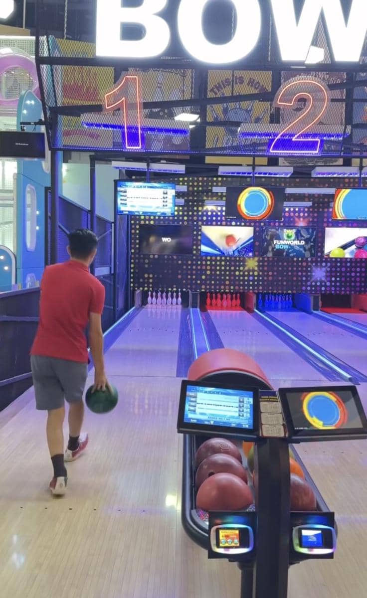 potret Larissa Chou dan suami main bowling (Instagram.com/larissachou)