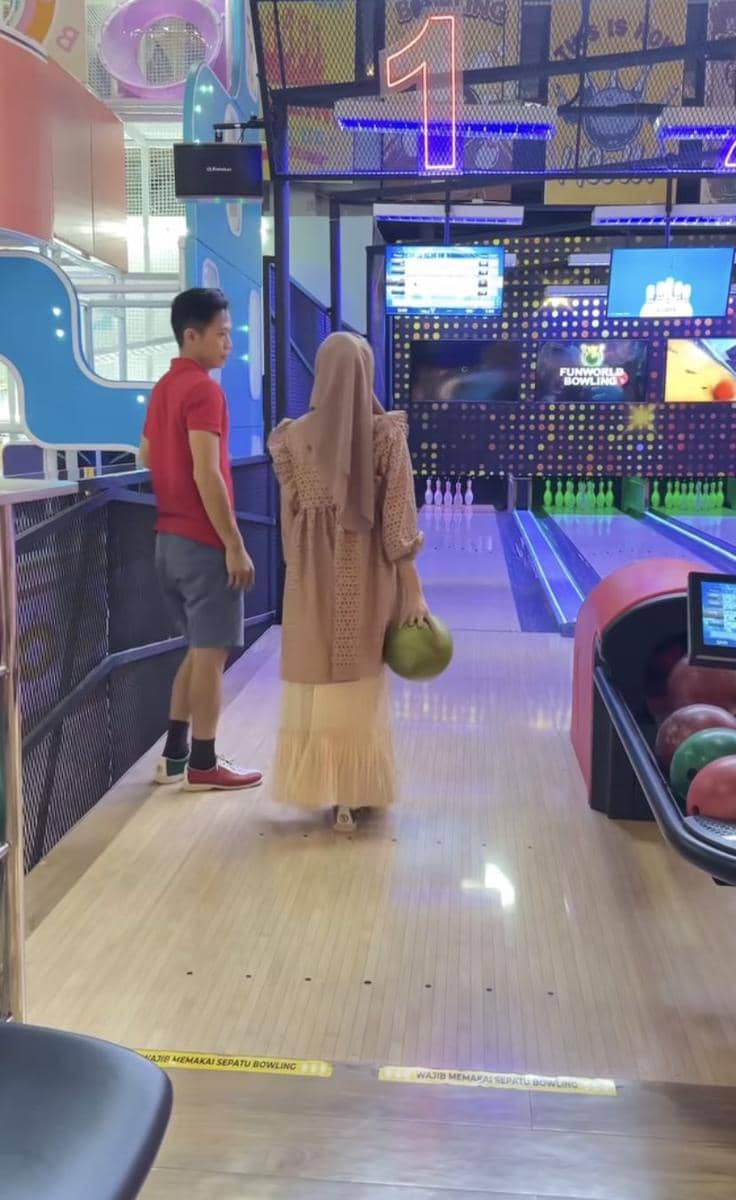 potret Larissa Chou dan suami main bowling (Instagram.com/larissachou)