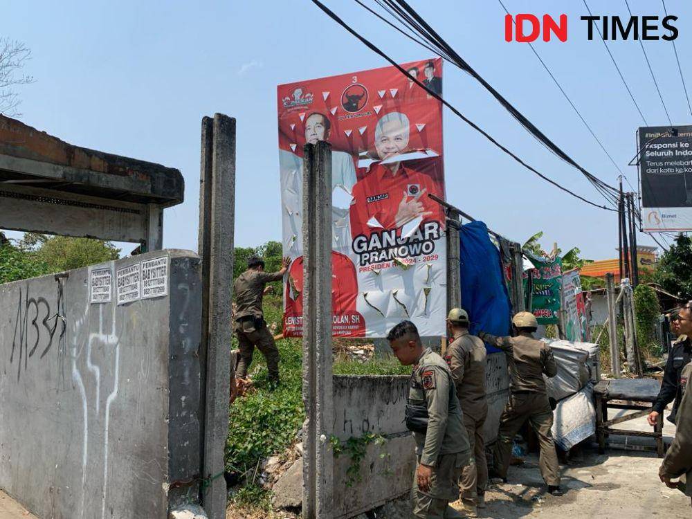 Penertiban APK melanggar di Bandar Lampung. (IDN Times/Rohmah Mustaurida)