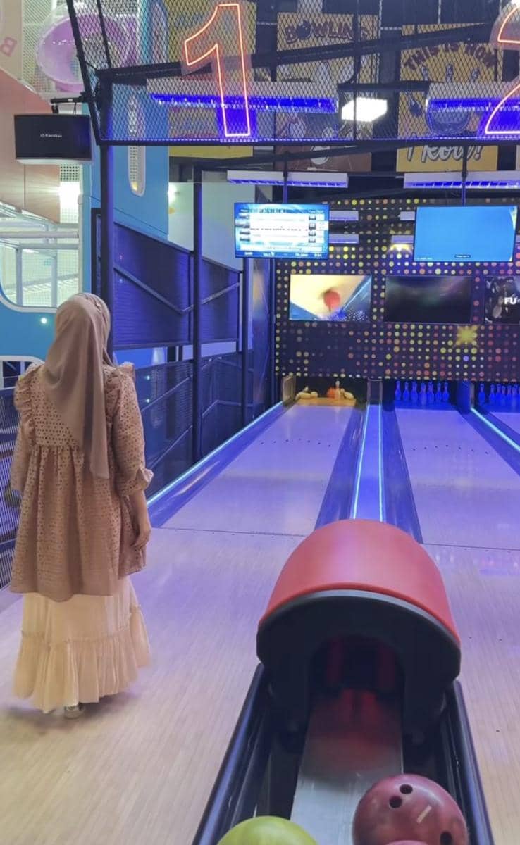 potret Larissa Chou dan suami main bowling (Instagram.com/larissachou)
