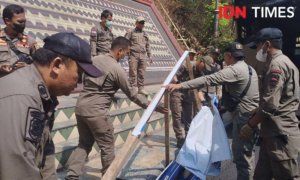 Penertiban APK melanggar di Bandar Lampung. (IDN Times/Rohmah Mustaurida)