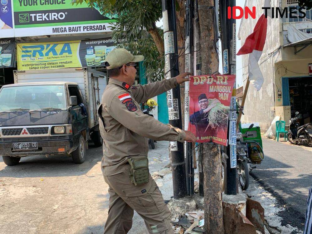 Penertiban APK melanggar di Bandar Lampung. (IDN Times/Rohmah Mustaurida)