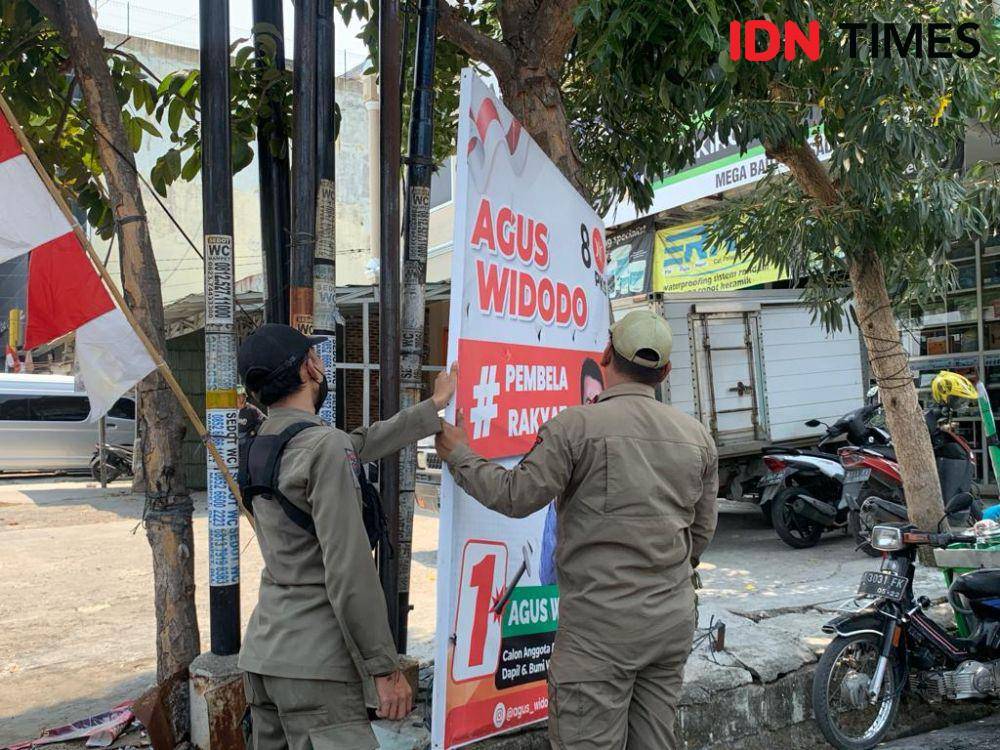 Penertiban APK melanggar di Bandar Lampung. (IDN Times/Rohmah Mustaurida)