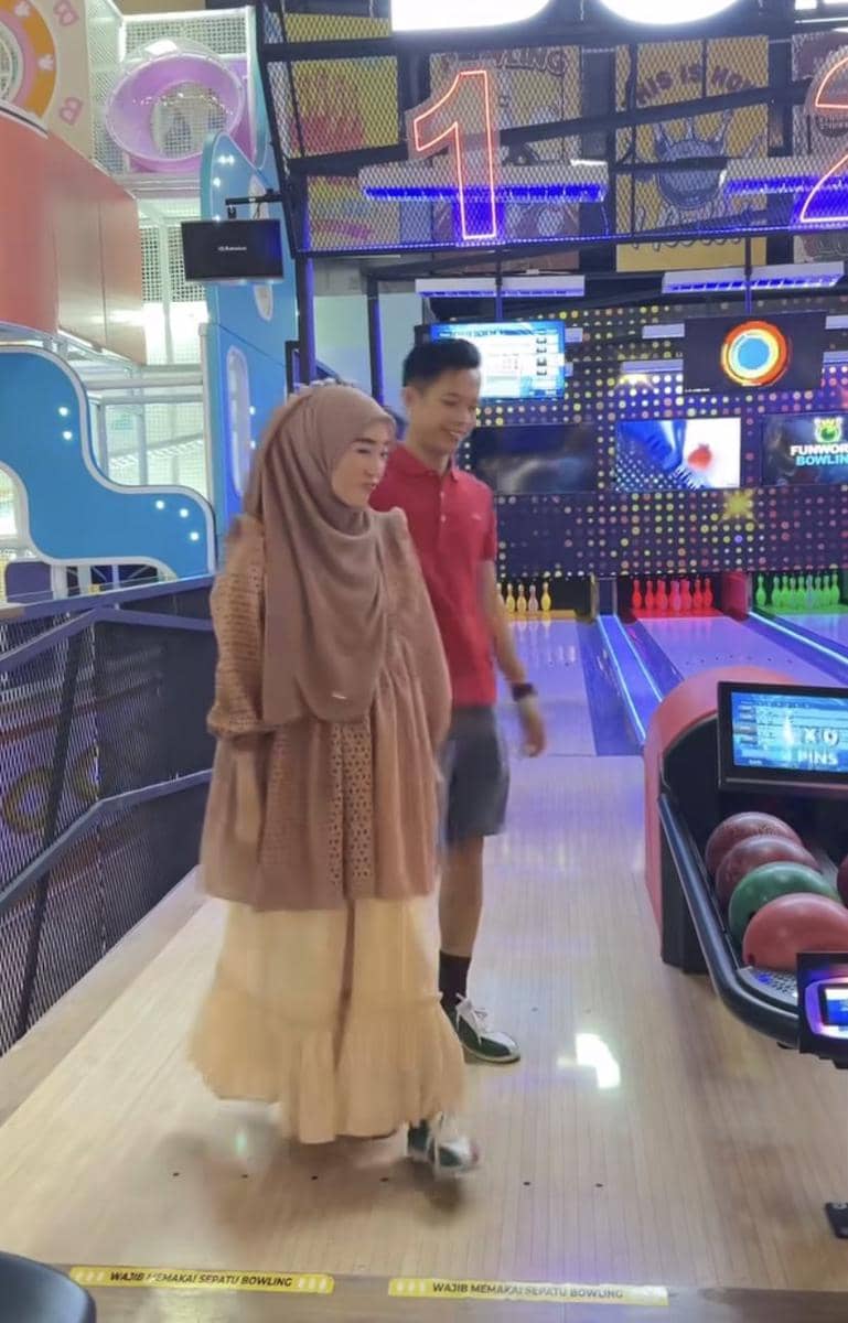 potret Larissa Chou dan suami main bowling (Instagram.com/larissachou)