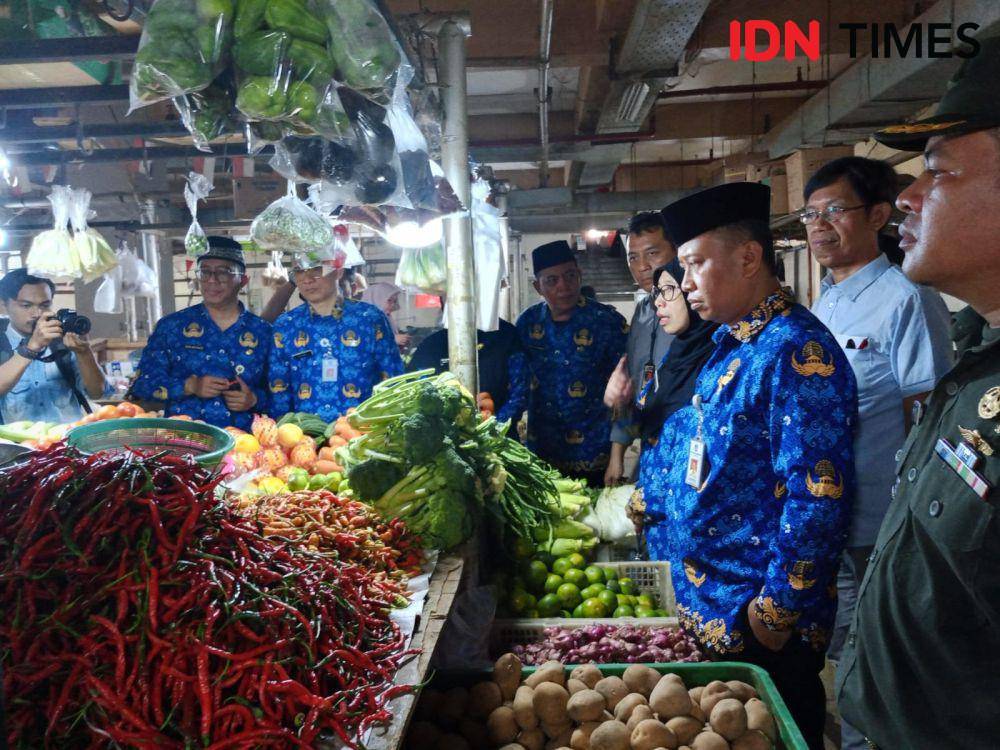 Sekda Kota Depok, Supian Suri melakukan pengecekan harga kebutuhan pokok di Pasar Cisalak, Cimanggis, Kota Depok. (IDNTimes/Dicky)