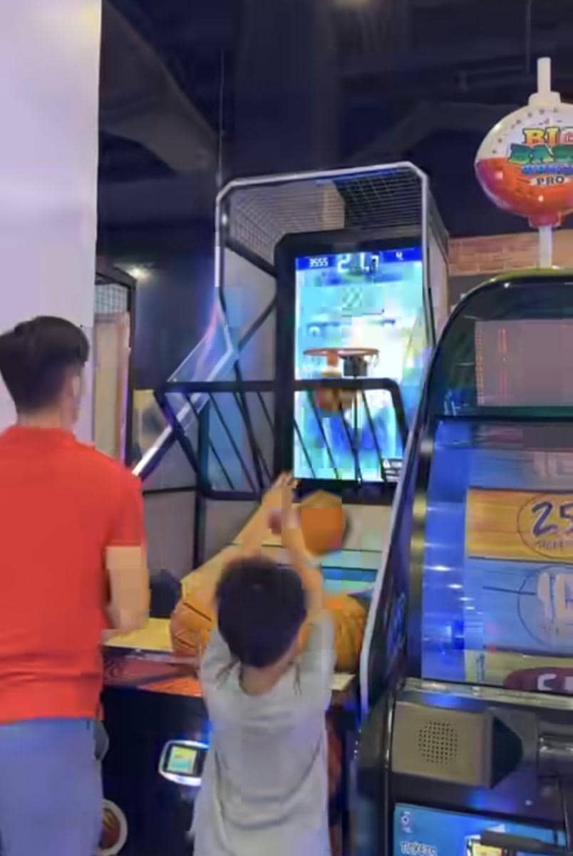 potret Larissa Chou dan suami main bowling (Instagram.com/larissachou)