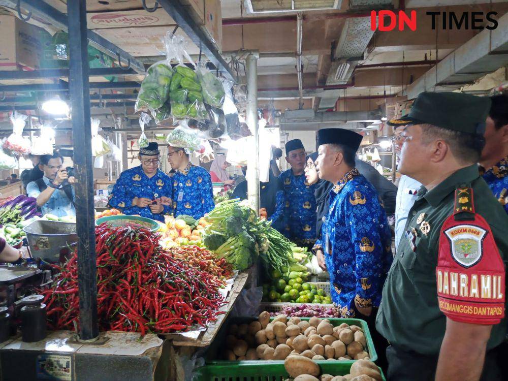 Sekda Kota Depok, Supian Suri melakukan pengecekan harga kebutuhan pokok di Pasar Cisalak, Cimanggis, Kota Depok. (IDNTimes/Dicky)