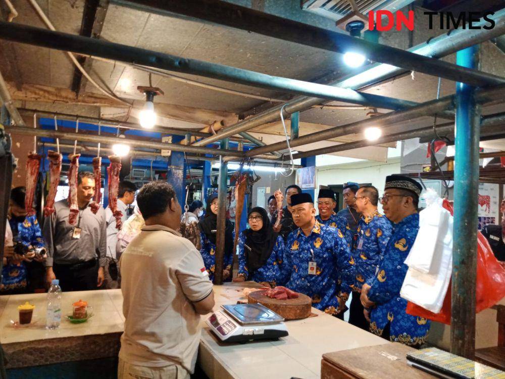 Sekda Kota Depok, Supian Suri melakukan pengecekan harga kebutuhan pokok di Pasar Cisalak, Cimanggis, Kota Depok. (IDNTimes/Dicky)