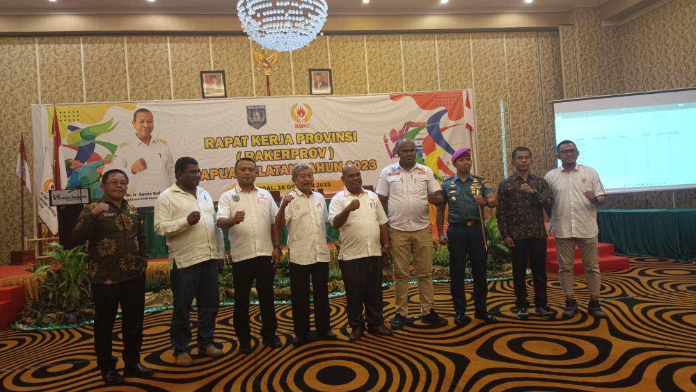 Foto bersama Pengurus KONI PPS dan KONI empat kabupaten yakni Merauke, Mappi, Asmat, dan Boven Digoel usai Rakerprov di Swissbel Hotel Merauke. (IDN Times/Istimewa)