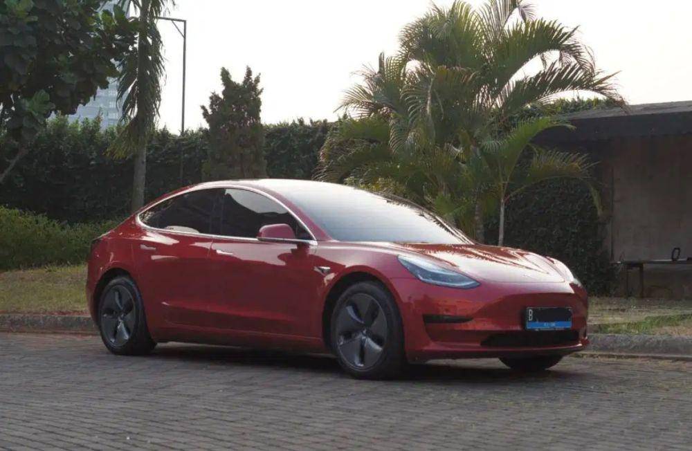 Salah satu Tesla bekas yang dijual (OLX)