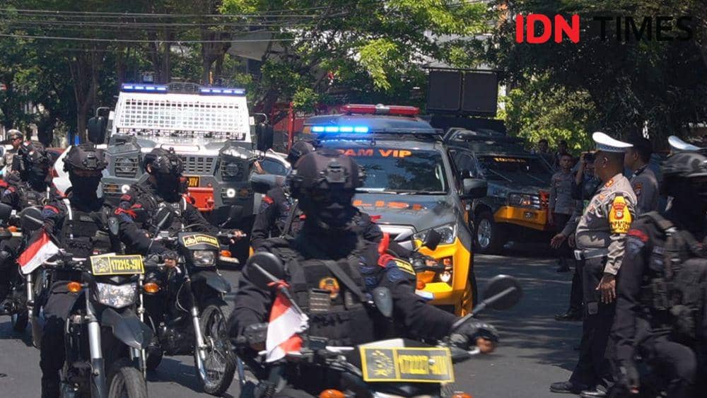 Pelepasan pasukan untuk Operasi Mantap Brata di Lapangan Karebosi Makassar, Selasa (17/10/2023). IDN Times/Asrhawi Muin
