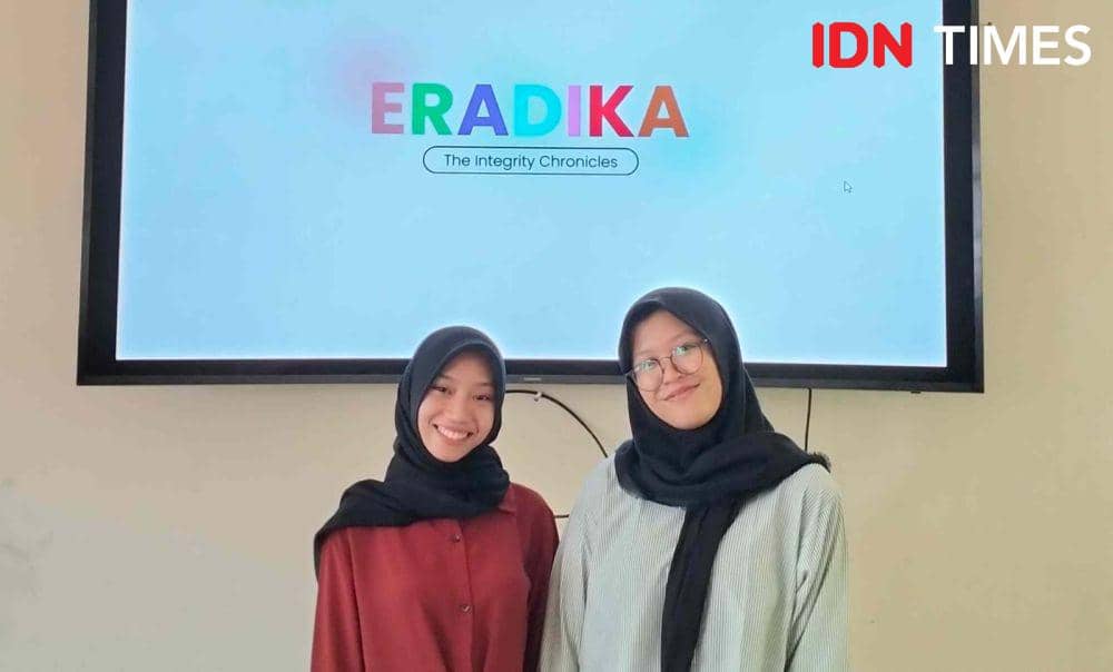 Dua dari tiga mahasiswi Prodi Pendidikan Ilmu Sejarah Unnes yang diberi penghargaan oleh KPK. (IDN Times/Fariz Fardianto)