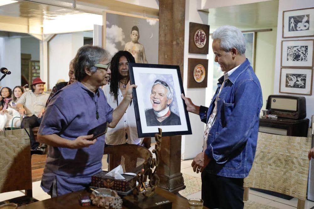 Ganjar Pranowo bertemu dengan sejumlah budayawan dan seniman asal Daerah Istimewa Yogyakarta (DIY) di Bantul, pada Senin (16/10/2023) malam (IDN Times/Istimewa)