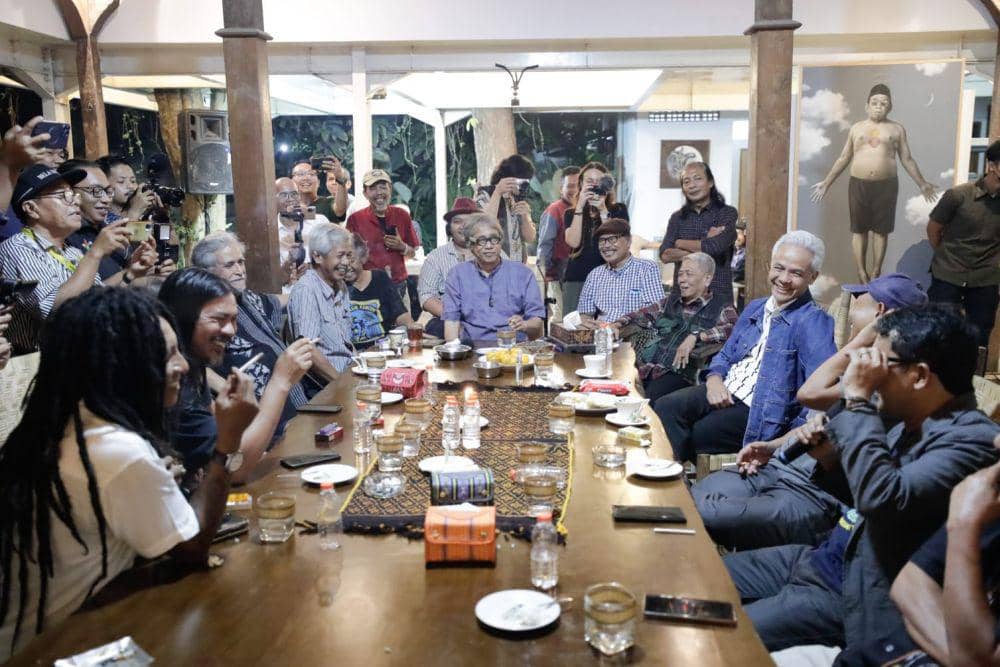 Ganjar Pranowo bertemu dengan sejumlah budayawan dan seniman asal Daerah Istimewa Yogyakarta (DIY) di Bantul, pada Senin (16/10/2023) malam (IDN Times/Istimewa)