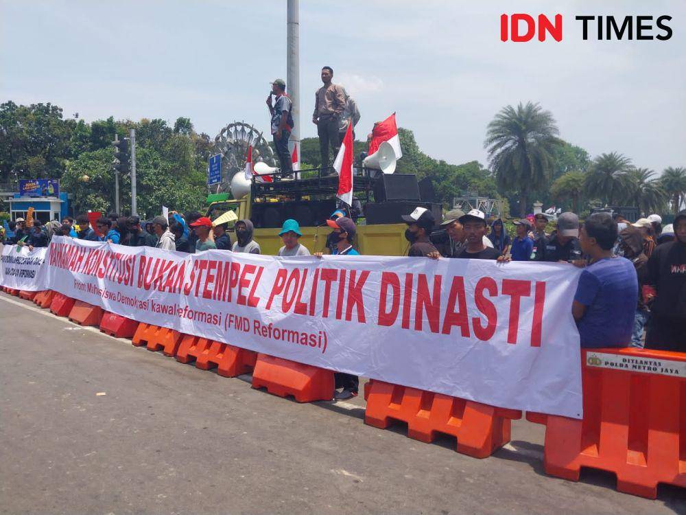 Puluhan mahasiswa yang tergabung dalam Front Mahasiswa Demokrasi (FMD) Reformasi menggelar aksi menyikapi putusan Mahkamah Konstitusi (MK) (IDN Times/Yosafat Diva Bayu Wisesa)