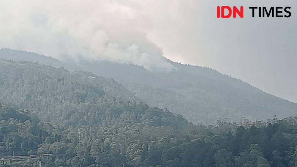 Asap dari Karhutla gunung Lawu mulai selimuti telaga Sarangan/ IDN Times/ Riyanto