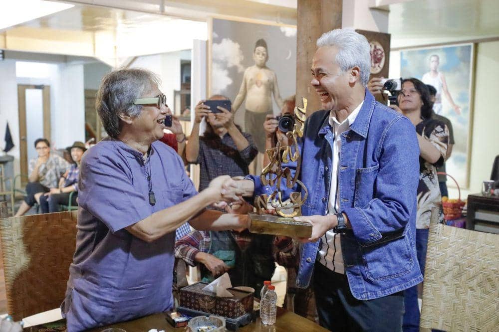 Ganjar Pranowo bertemu dengan sejumlah budayawan dan seniman asal Daerah Istimewa Yogyakarta (DIY) di Bantul, pada Senin (16/10/2023) malam (IDN Times/Istimewa)