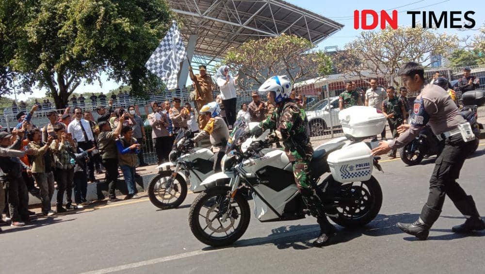 Pelepasan pasukan untuk Operasi Mantap Brata di Lapangan Karebosi Makassar, Selasa (17/10/2023). IDN Times/Asrhawi Muin
