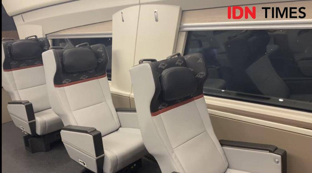 Tampak dalam gerbong kelas VIP atau First Class Kereta Cepat Jakarta-Bandung Whoosh. (IDN Times/Vadhia Lidyana)