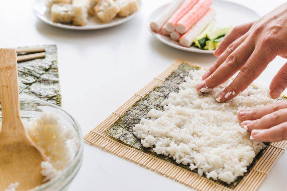 mempersiapkan nasi untuk sushi (freepik.com/freepik)