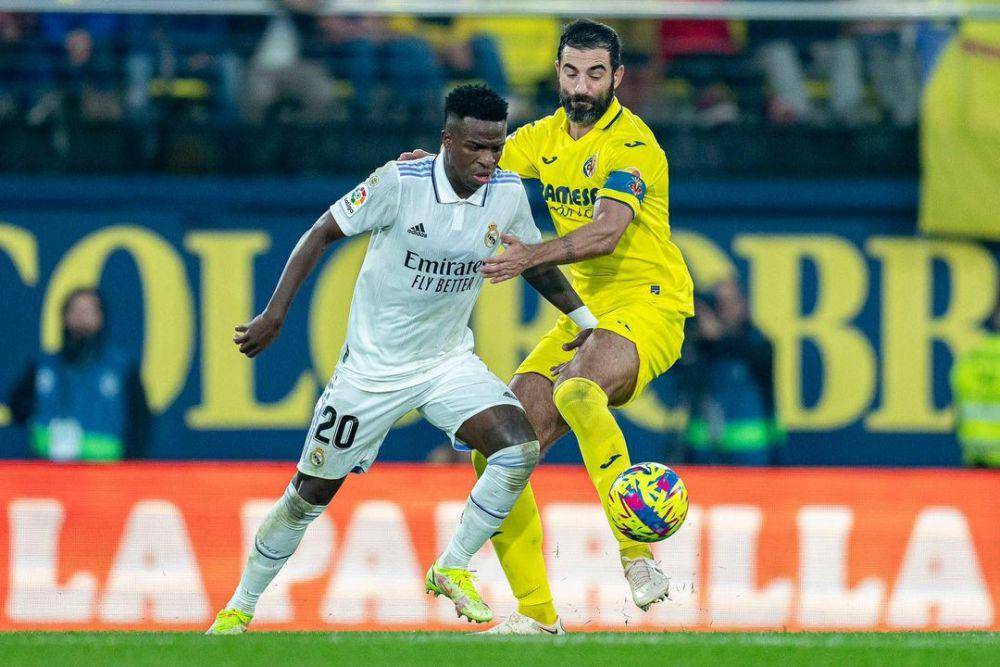 Raul Albiol (jersey kuning), bek veteran yang jadi kapten Villarreal. (instagram.com/raulalbiol33)