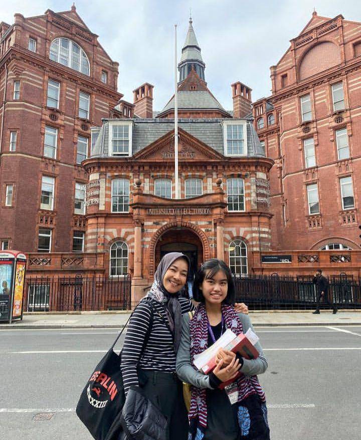 Alya antar anakk kuliah (Instagram.com/arohali)
