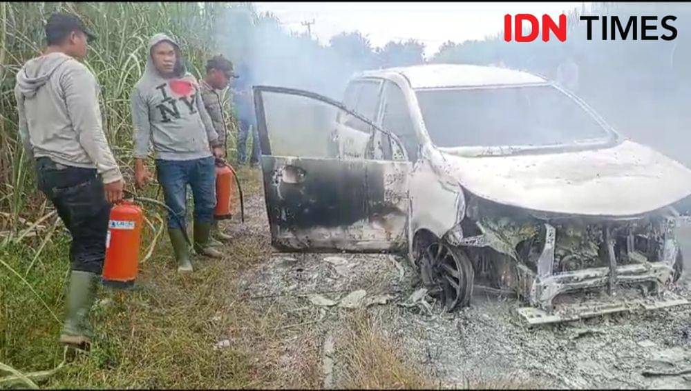 Mobil yang berhasil dipadamkan diperkebunan tebu PTPN II (IDN Times/ Bambang Suhandoko)