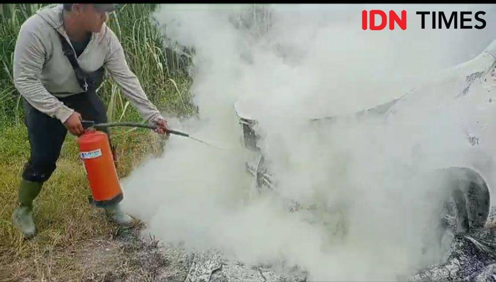 Mobil yang berhasil dipadamkan diperkebunan tebu PTPN II (IDN Times/ Bambang Suhandoko)