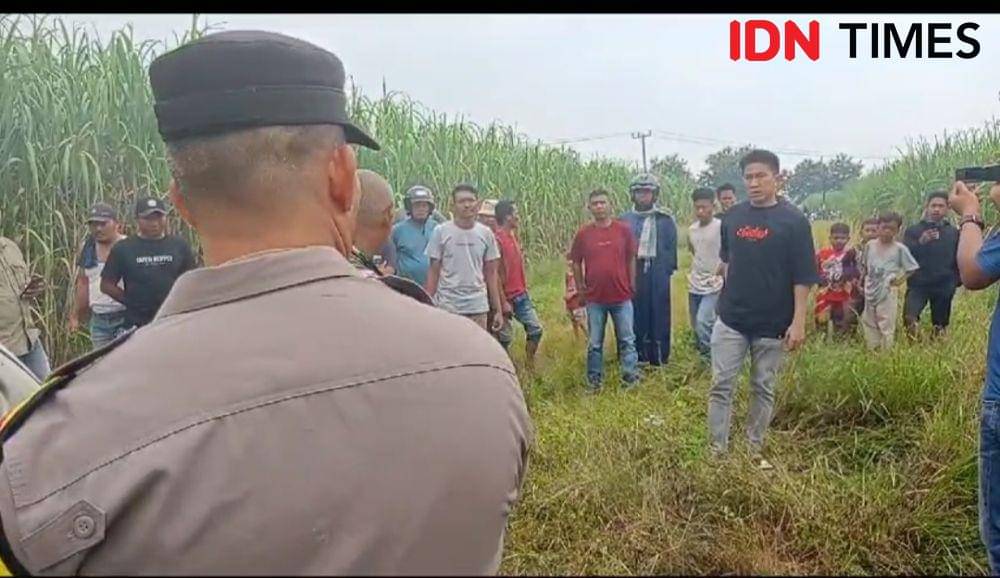 Polisi yang mengintrograsi pemilik mobil berbaju hitam dilokasi kejadian (IDN Times/ Bambang Suhandoko)