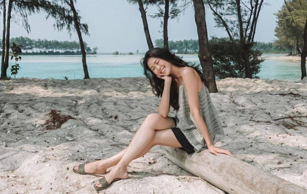 ide outfit pakai sleeveless top ala Natasha Mannuela (instagram.con/natashamannuela)