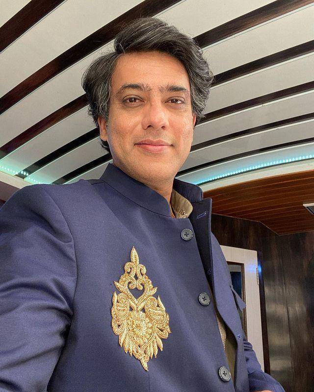 Sameer Saxena (instagram.com/eightypackabs)