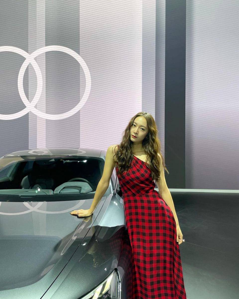 Krystal Jung (instagram.com/vousmevoyez)
