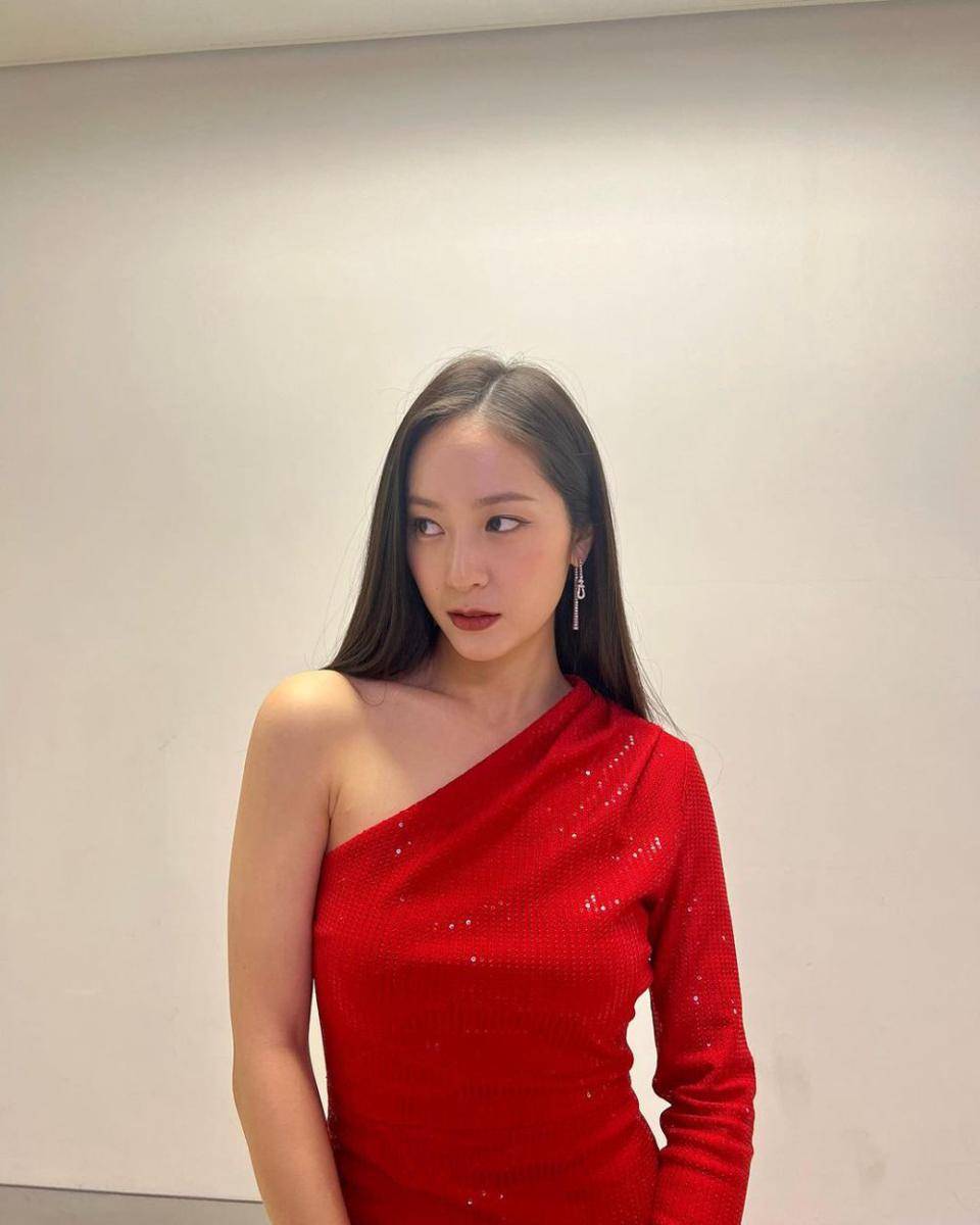 Krystal Jung (instagram.com/vousmevoyez)