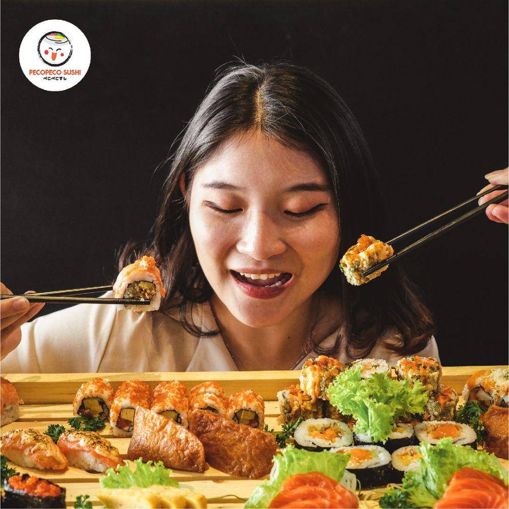 Pelanggan menikmati hidangan. (Instagram.com/pecopecosushi)