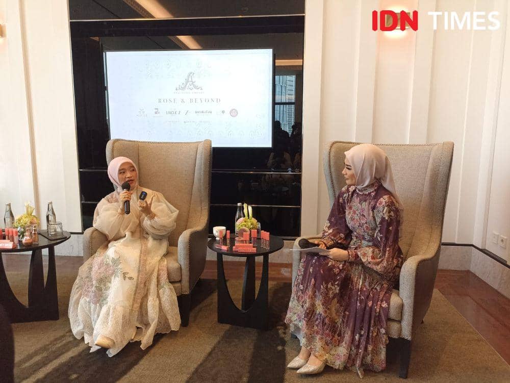 Press Conference pagelaran kembali koleksi Rose and Beyond dari jenama Ayu Dyah Andari di The Langham, Jakarta. 16 Oktober 2023. (IDN Times/M. Tarmizi Murdianto)