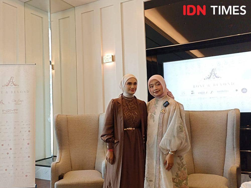 Press Conference pagelaran kembali koleksi Rose and Beyond dari jenama Ayu Dyah Andari di The Langham, Jakarta. 16 Oktober 2023. (IDN Times/M. Tarmizi Murdianto)