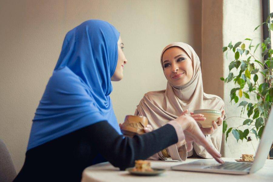 ilustrasi perempuan berhijab (freepik.com/Master1305)