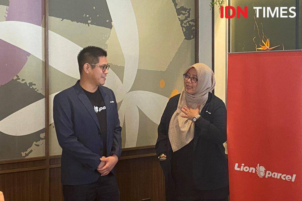 Chief Marketing Officer Lion Parcel, Kenny Kwanto (kiri), dan Chief Retail Officer Lion Parcel, Adwina Marisa (kanan). (IDN Times/Vadhia Lidyana)