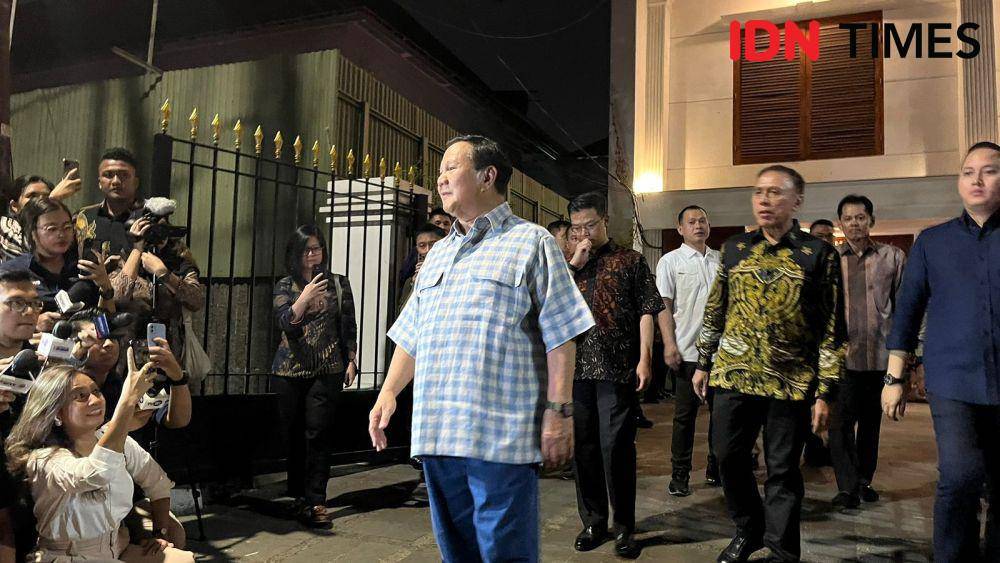 Bakal calon presiden (Bacapres) dari Koalisi Indonesia Maju (KIM), Prabowo Subianto di kediaman pribadinya, Kertanegara IV, Jakarta Selatan, Selasa (17/10/2023) malam. (IDN Times/Ridwan Aji Pitoko)