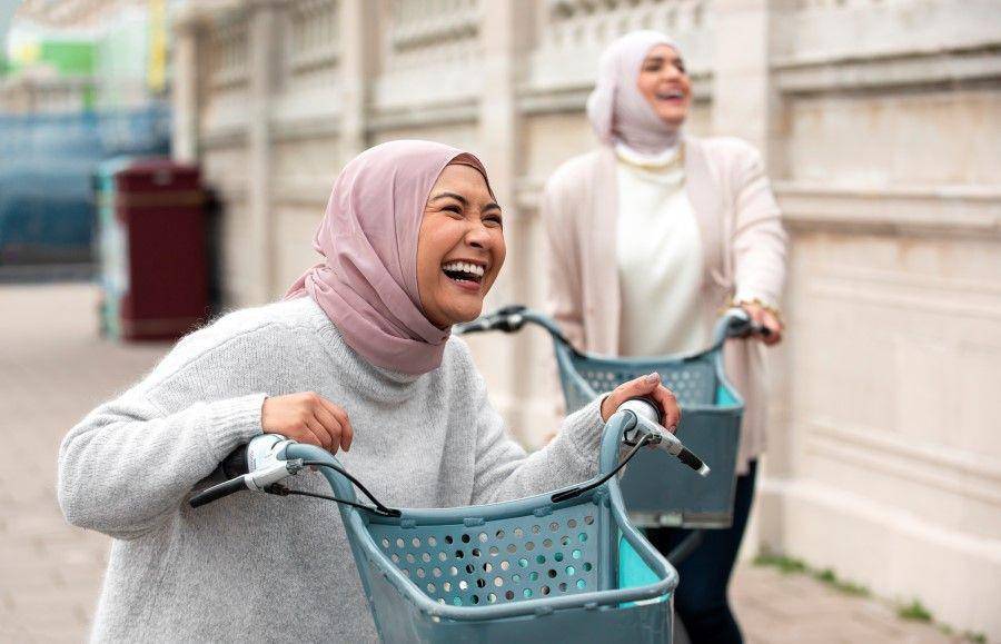 ilustrasi dua perempuan tersenyum (freepik.com/Freepik)