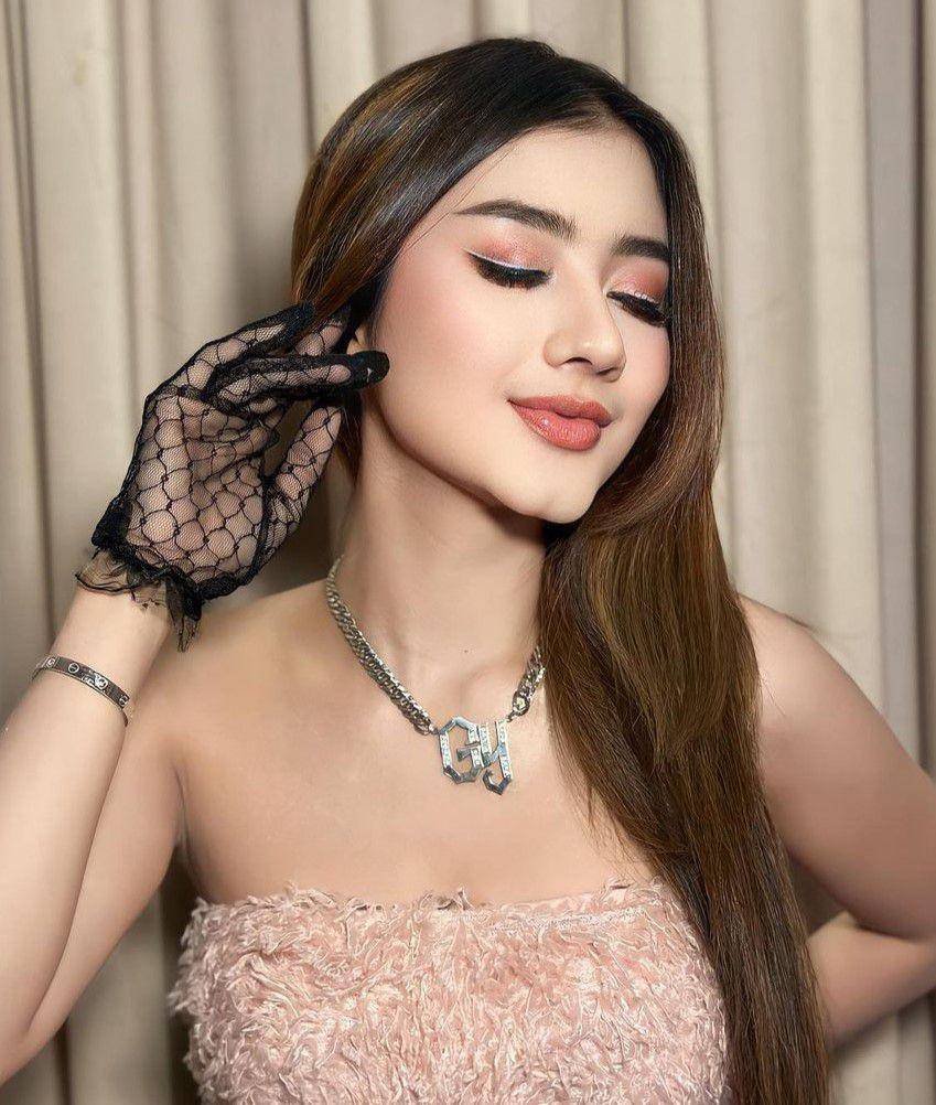 Ghea Youbi (instagram.com/gheayoubi)