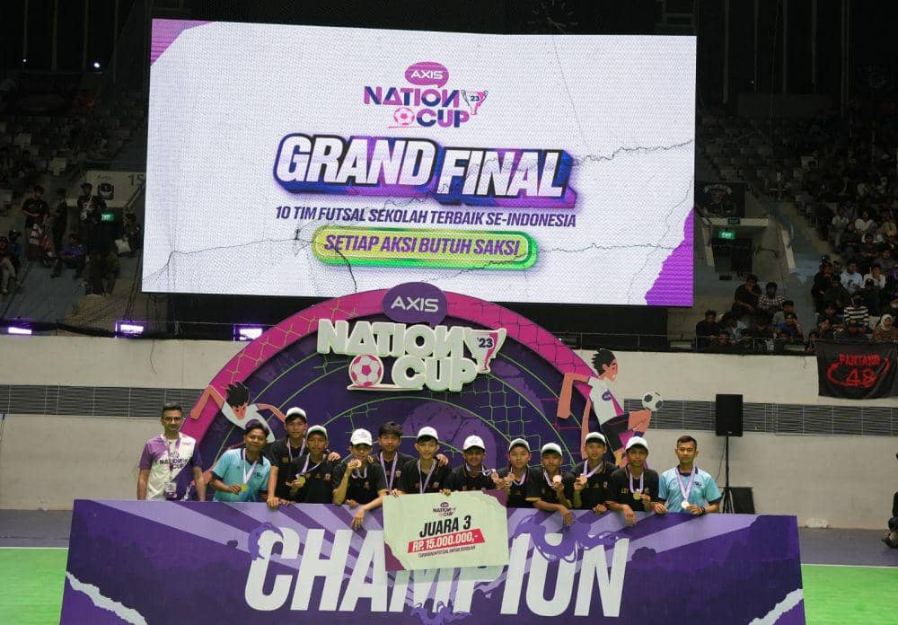 Group Head Youth Segment XL Axiata, Azher Javid (dua kiri) menyerahkan hadiah kepada tim futsal dari SMAN 11 Semarang sebagai juara ke-3 Futsal AXIS Nation Cup 2023 di Jakarta, Minggu (15/10/2023). (Dok. XL Axiata)