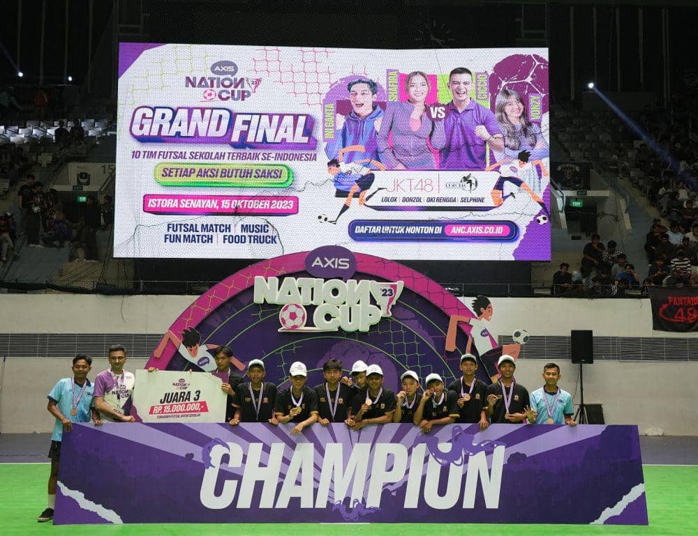 Group Head Youth Segment XL Axiata, Azher Javid (dua kiri) menyerahkan hadiah kepada tim futsal dari SMAN 11 Semarang sebagai juara ke-3 Futsal AXIS Nation Cup 2023 di Jakarta, Minggu (15/10/2023). (Dok. XL Axiata)