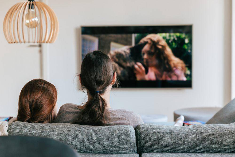 ilustrasi menonton film bersama saudara perempuan (unsplash.com/Kevin Woblick)