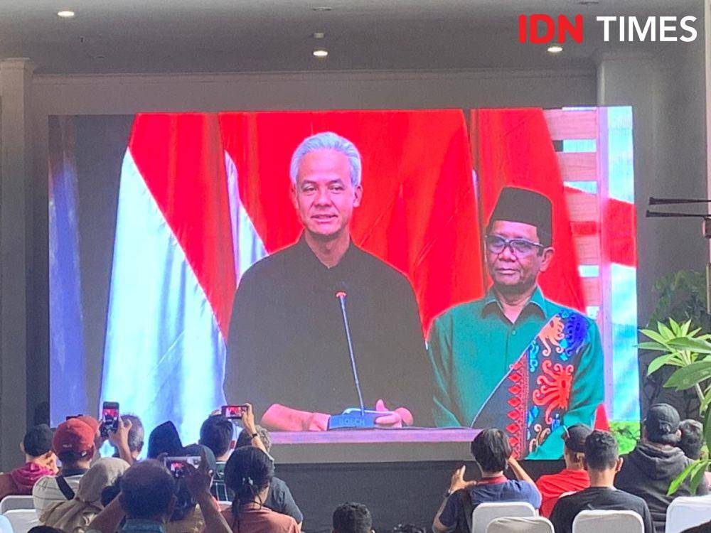 Bakal capres Ganjar Pranowo dan bakal cawapres Mahfud MD ketika diumumkan pasangan RI-1 dan RI-2. (IDN Times/Alya Dwi)
