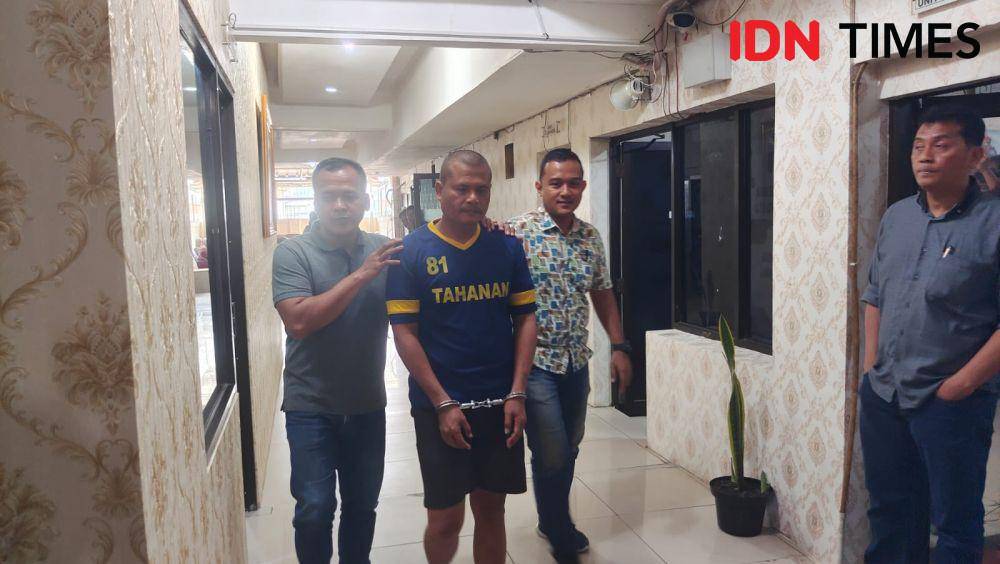 Tersangka Jajang saat di bawa ke Polres Metro Depok. (IDNTimes/Dicky)