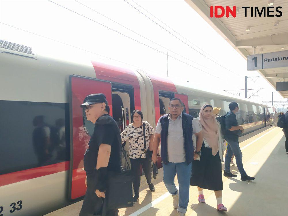 Potret Membludaknya Penumpang Whoosh Hari Pertama Berbayar